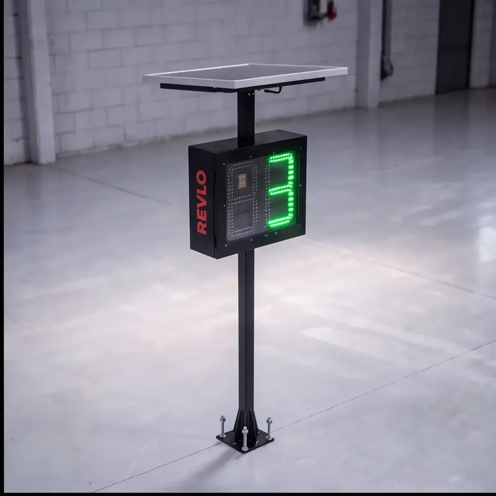 Lombada educativa Revlo fixa em coluna dentro de galpão, com painel solar e display mostrando 3
