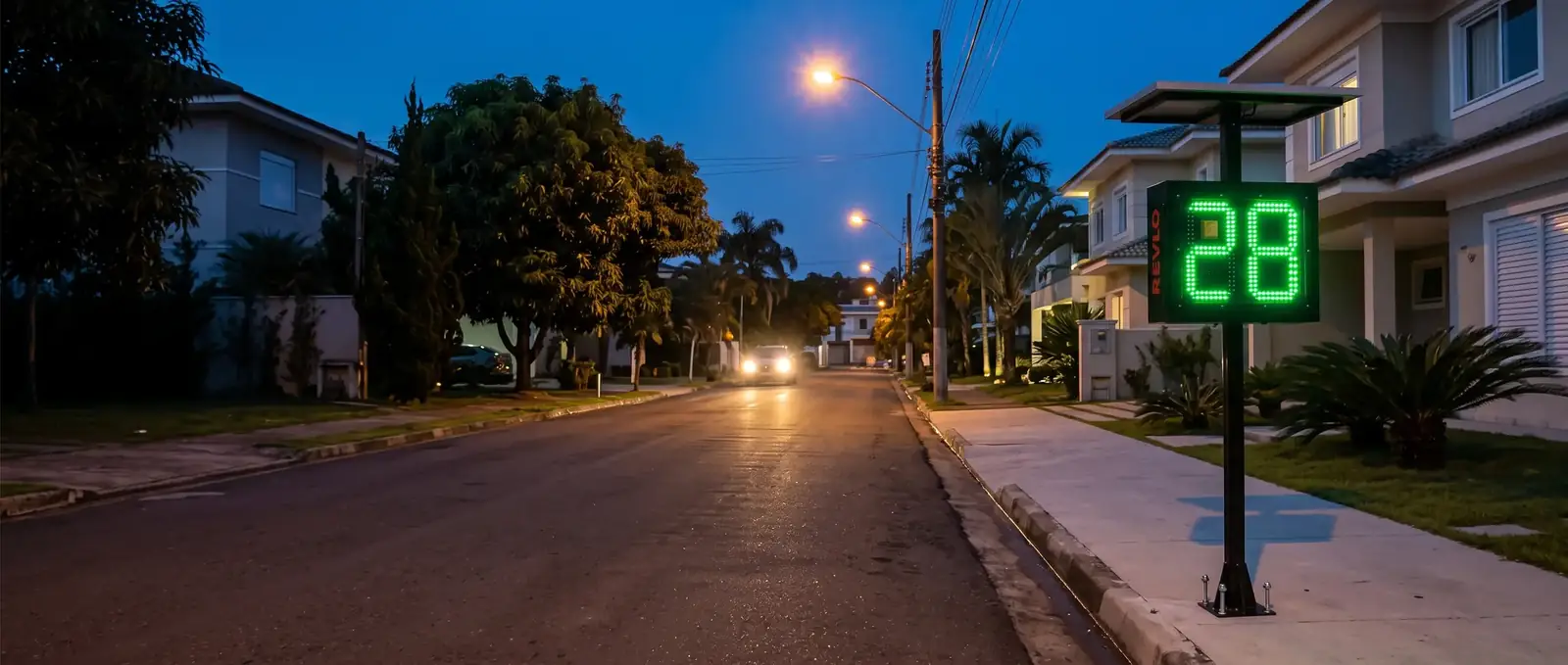 Lombada educativa em rua de condomínio ao entardecer, mostrando 28